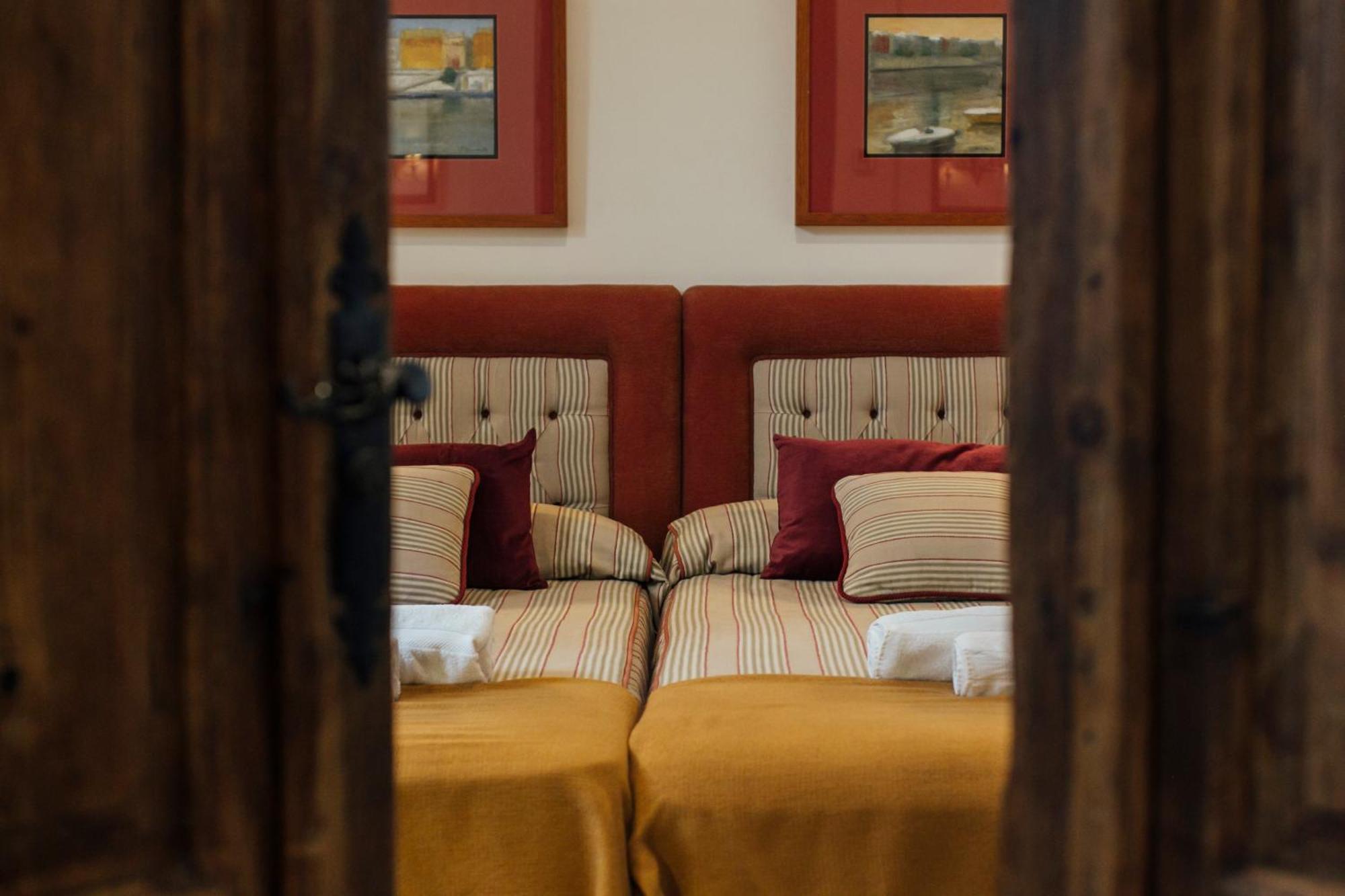 Casa Patio Del Siglo XIX Aparthotel Seville Room photo