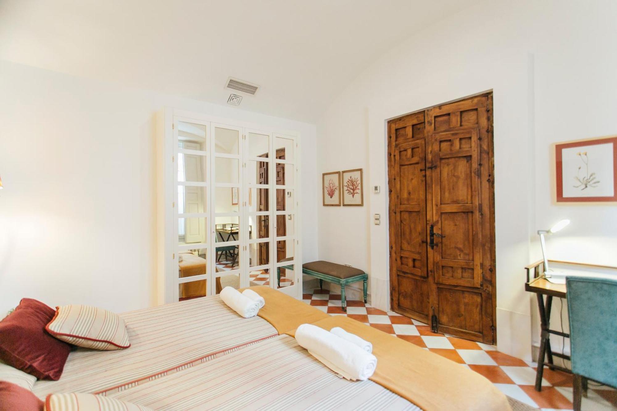Casa Patio Del Siglo XIX Aparthotel Seville Room photo
